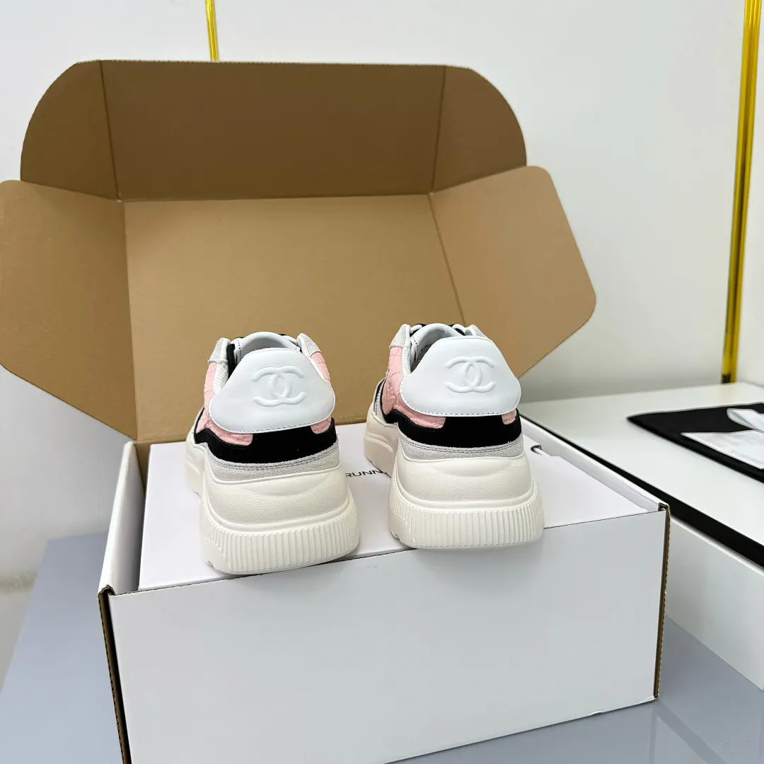 👟👟Ex-factory price 620👟👟 Chanel bread shoes ~ original calfskin panda shoes Chanel 25C latest hot style panda black and white sports shoes casual sneakers Xiaoxiang hot item classic black and white panda color coco girls must pay Fabric: original custom mixed sheepskin lining: original imported breathable mesh lining outsole: Original molded rubber + TPU combination Size: Women's 35-41